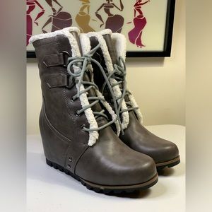 Fun Winter Wedge Boot,Sz 7.